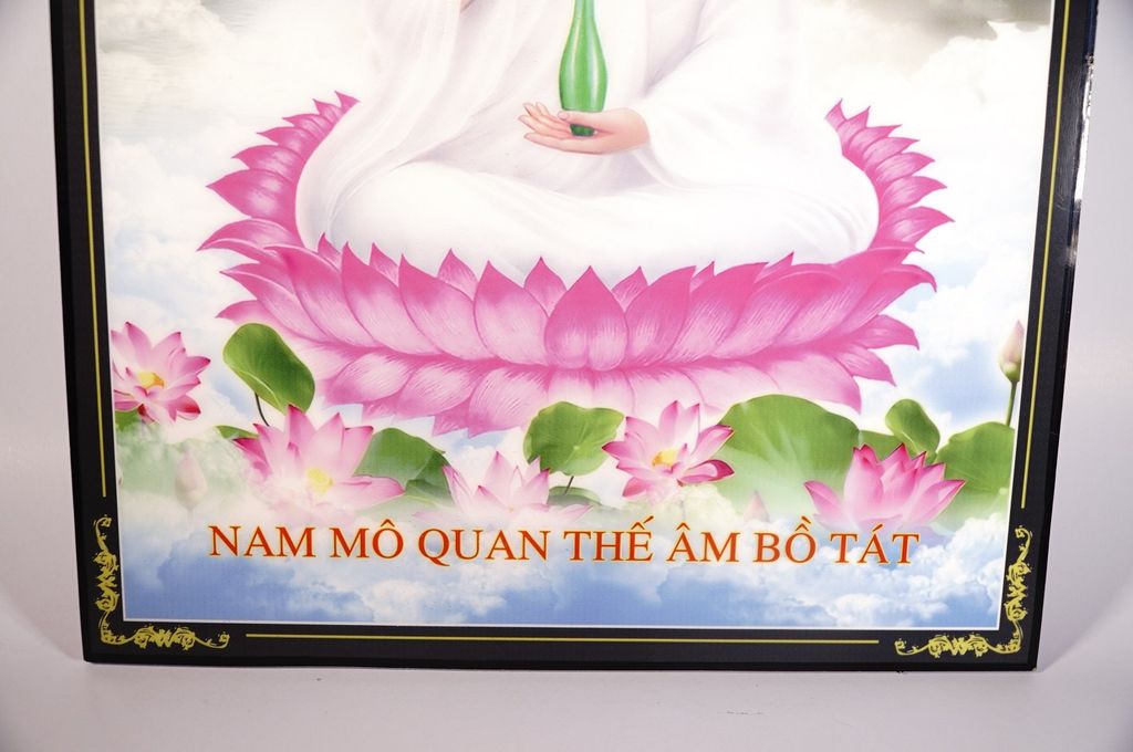 Tranh Phật Quan Âm Bồ Tát áo trắng ngồi đài sen giữa hồ - 2 cỡ