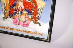 Tranh Phật Địa Tạng Vương Bồ Tát áo đỏ ngồi trên đá hào quang giữa trời - 2 cỡ