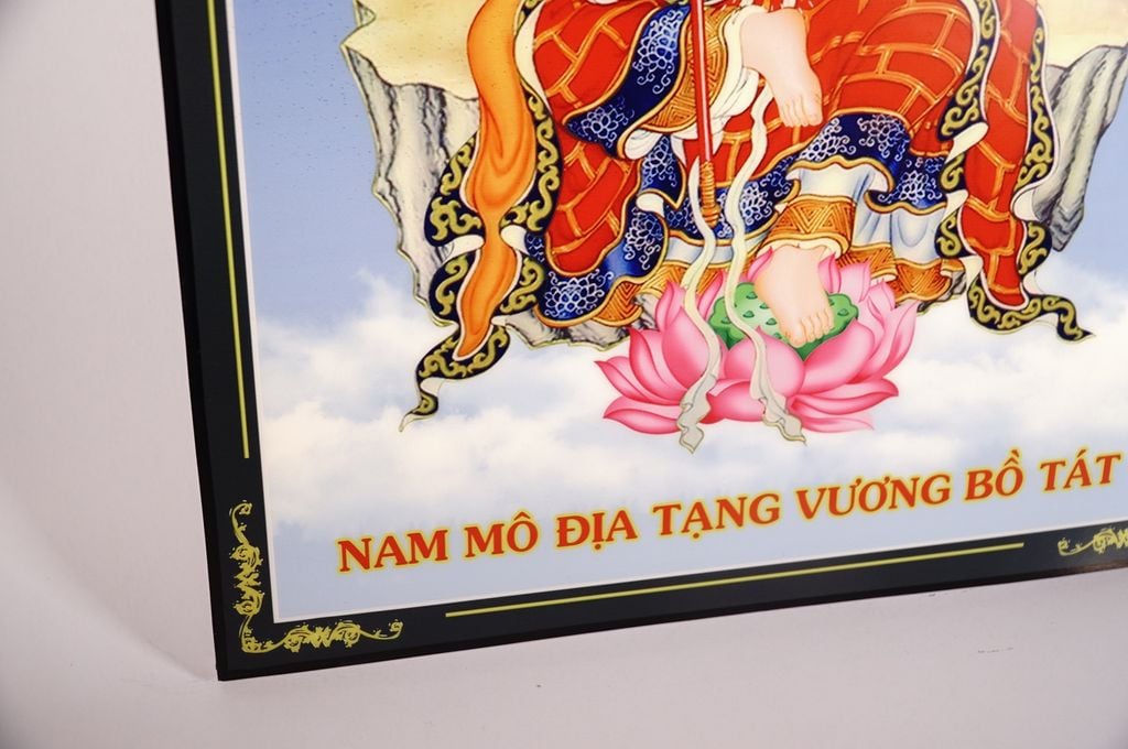 Tranh Phật Địa Tạng Vương Bồ Tát áo đỏ ngồi trên đá hào quang giữa trời - 2 cỡ