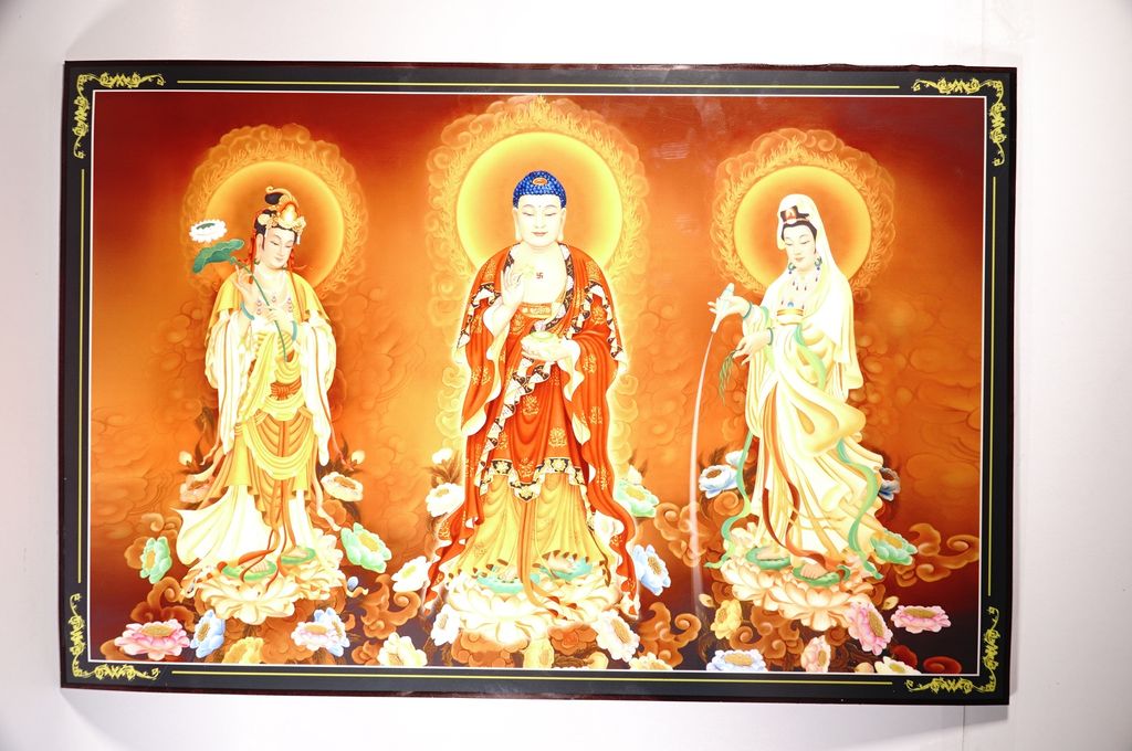 Tranh Tam Thế Phật đứng hào quang giữa bầu trời đỏ - 60x40cm