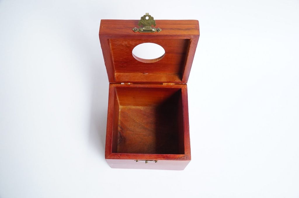 Hộp đựng giấy gỗ hương vuông hoa văn chạm trổ 13x13x12cm