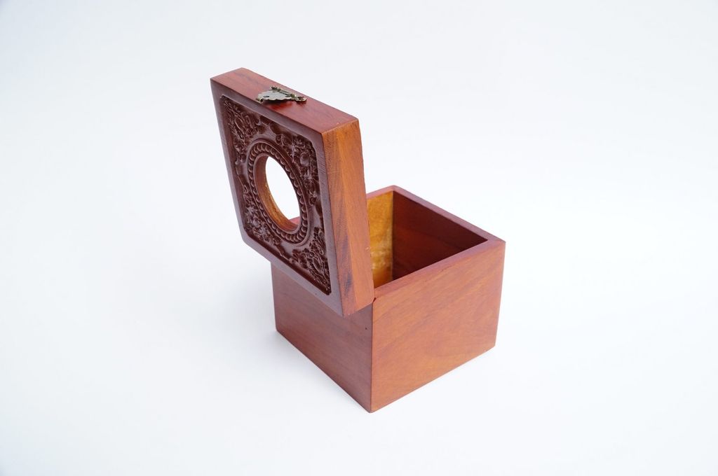 Hộp đựng giấy gỗ hương vuông hoa văn chạm trổ 13x13x12cm