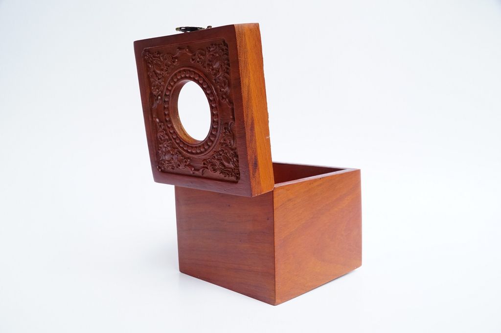 Hộp đựng giấy gỗ hương vuông hoa văn chạm trổ 13x13x12cm