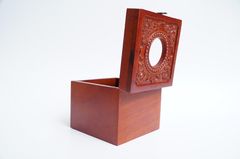 Hộp đựng giấy gỗ hương vuông hoa văn chạm trổ 13x13x12cm