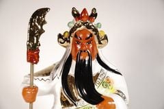 Tượng Quan Công gốm sứ vẽ trắng ngồi tay cầm Thanh Long Đao đẹp - Cao 30cm