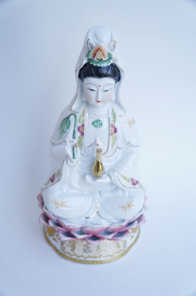 Tượng Phật Bà Quan Âm Bồ Tát ngồi đài sen đỏ gốm sứ - Nhiều cỡ tinh xảo