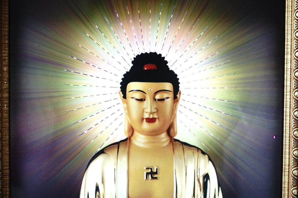 Tranh điện Phật A Di Đà áo vàng hào quang tỏa sáng hộp đèn led siêu đẹp - 45x35cm