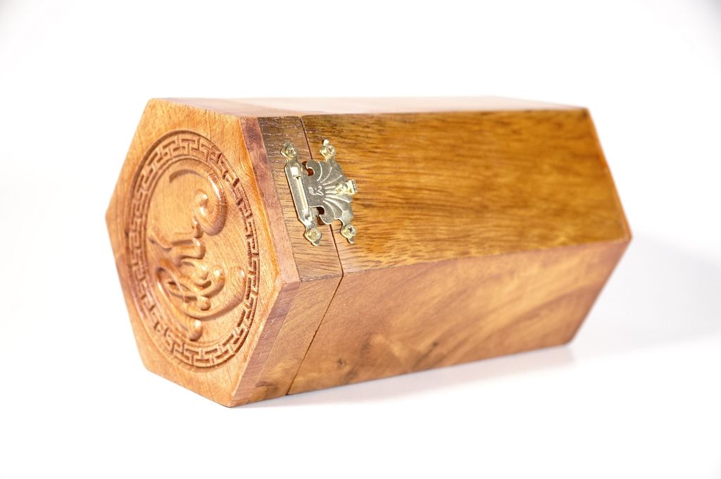 Hộp trà gỗ hương LỤC GIÁC điêu khắc chữ biểu tượng may mắn tài lộc sức khỏe - Cao 17cm Rộng 10cm