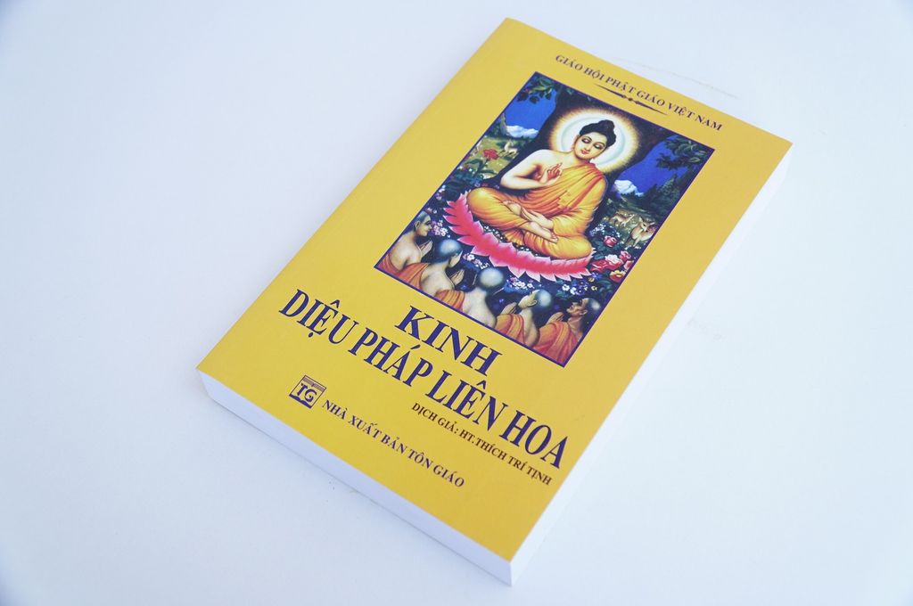 Sách Phật Giáo - Kinh Diệu Pháp Liên Hoa bìa giấy vàng - Thích Trí Tịnh - Chữ to rõ 600 trang
