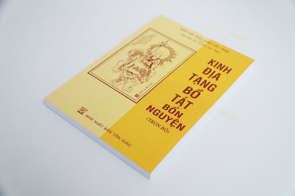 Sách Phật Giáo - Kinh Địa Tạng Bổn Nguyện bìa giấy vàng - Thích Trí Tịnh - Chữ to rõ 246 trang