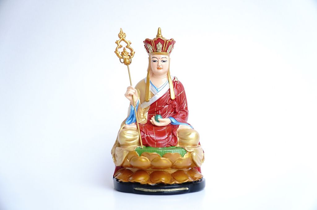 Tượng Phật Địa Tạng Vương Bồ Tát ngồi vẻ màu áo đỏ - Cao 17cm