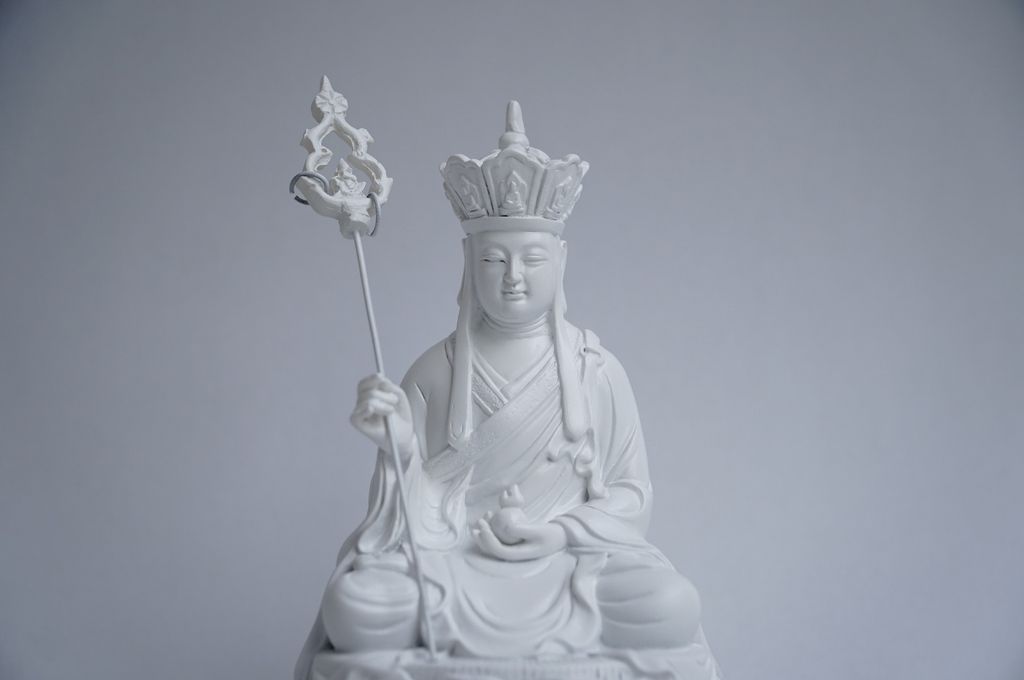 Tượng Phật Địa Tạng Vương Bồ Tát ngồi trắng ngà - Cao 17cm