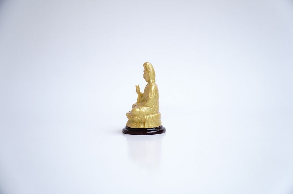 Tượng Phật Bà Quan Thế Âm Bồ Tát ngồi nhũ vàng đặt xe, bàn thờ - Cao 6cm