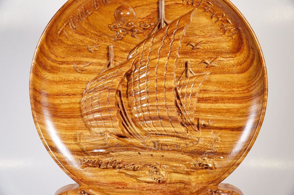 Đĩa gỗ phong thủy gỗ hương Thuyền buồm Thuận buồm xuôi gió sự nghiệp giàu có phát lộc - Đường kính 30cm cao 40cm gồm đế