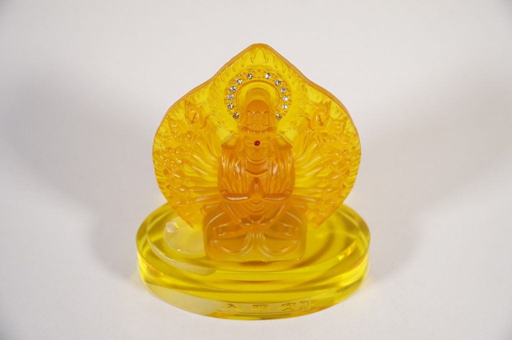 Tượng phật Thiên Thủ Thiên Nhãn lưu ly 2 mặt đế kính đặt xe ô tô - Cao 13cm