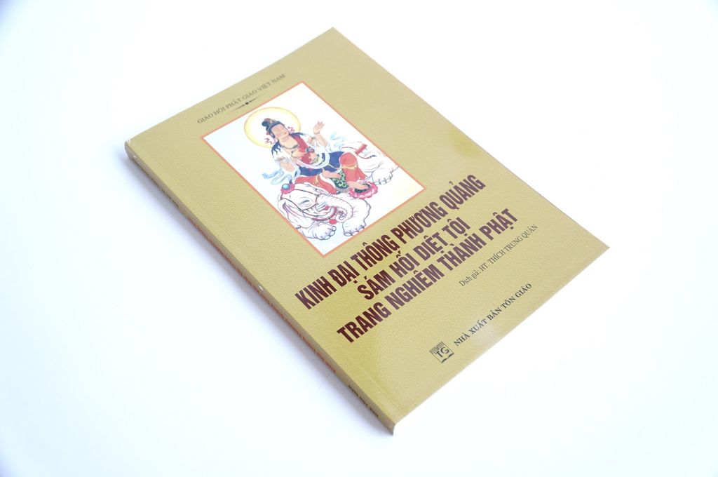 Sách Phật giáo - Kinh đại thông phương quảng sám hối diệt tội - Thích Trung Quán - Bìa giấy vàng 190 trang
