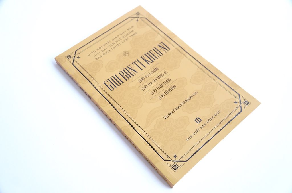 Sách Phật giáo - Giới bản tì kheo ni - Thích Nguyên Chơn - Bìa giấy cam 244 trang