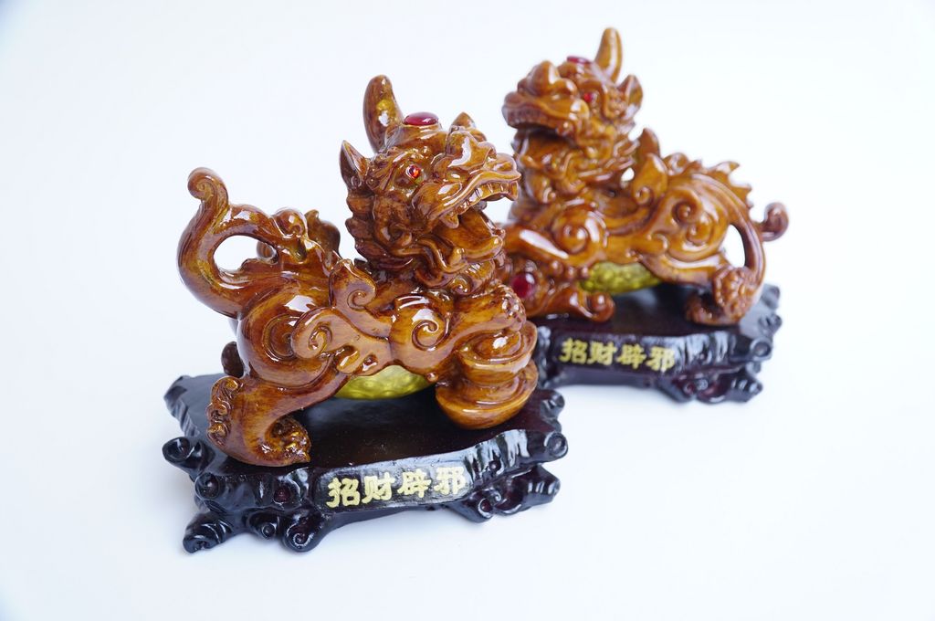 Cặp tượng tỳ hưu phong thủy bụng trứng vàng tài lộc - Hưu vân gỗ 17cm