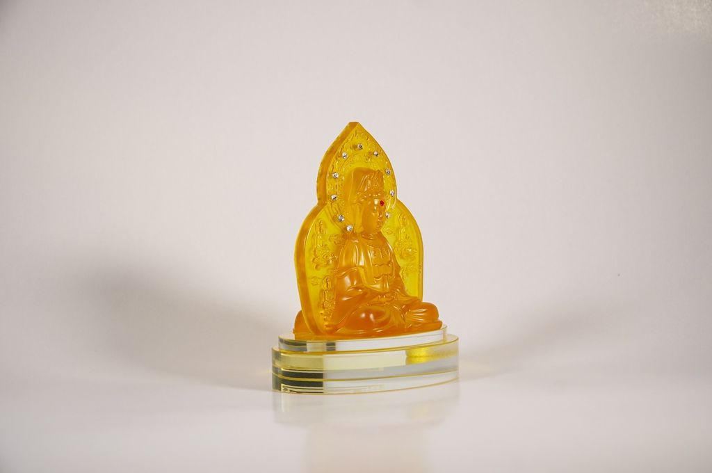 Tượng Phật A Di Đà Bồ Tát Quan Âm đế kính lưu ly vàng viền kim sa lấp lánh 2 mặt để xe hơi cao cấp - Cao 13cm, có lỗ nước hoa