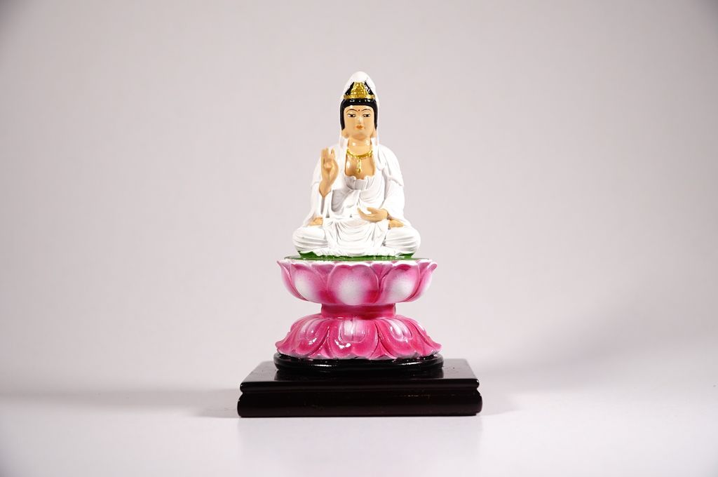 Tượng Quan Âm Bồ Tát ngồi tòa sen có đế vẽ màu áo trắng - Cao 12cm