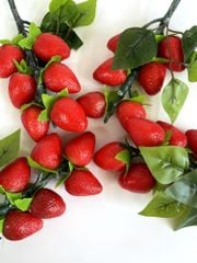 Chùm dâu tây giả giống thật như đúc, mô hình trái cây giả trang trí chùm dâu tây