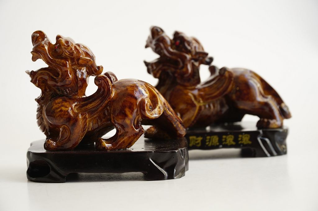 Cặp tượng Tỳ Hưu phong thủy vân gỗ tài lộc trấn trạch - Cao 10cm