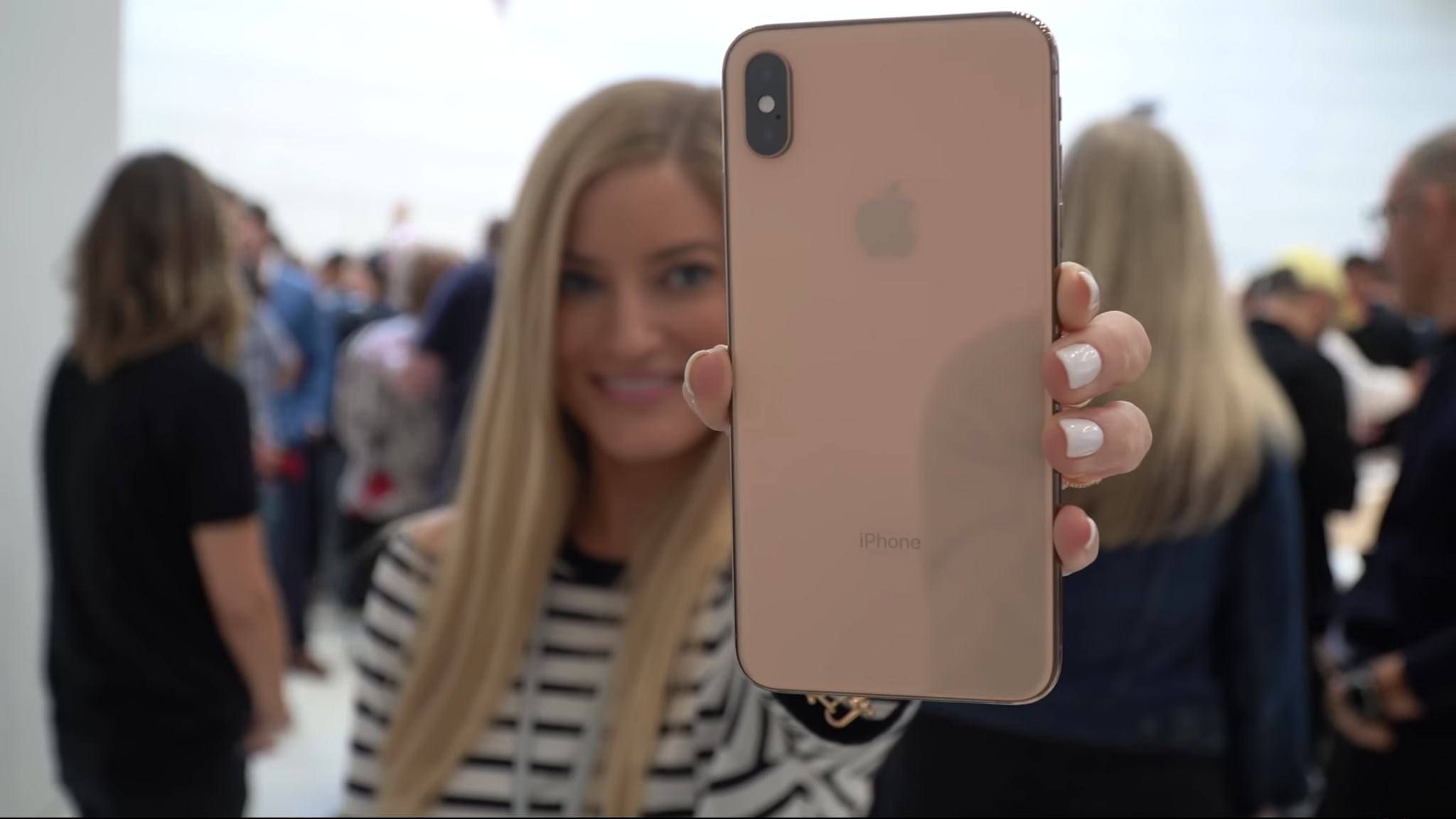 Vẻ đẹp tinh tế tuyệt vời từ iPhone XS Max Gold