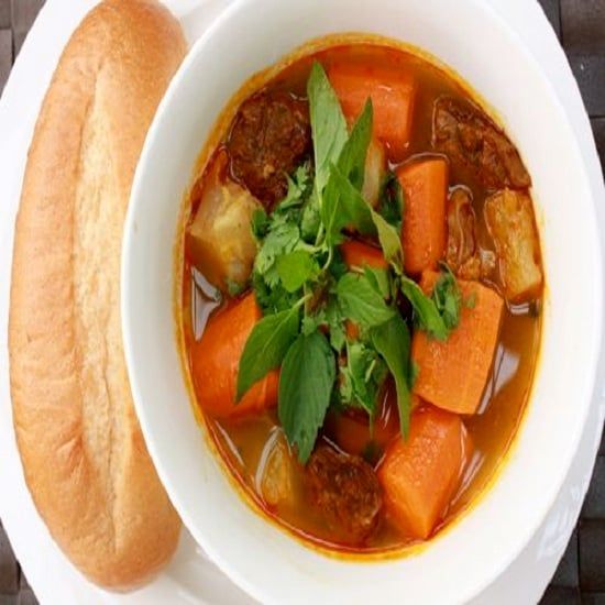 Bò xốt vang. bánh mì