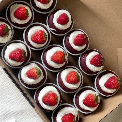 Bông Lan Mini Red Velvet Kem Phô Mai Dâu Tươi