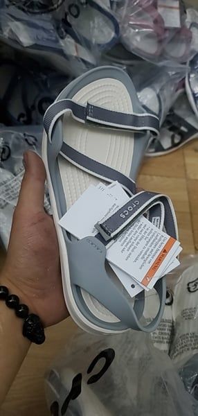 Sandal Crocs quai vải- Ghi