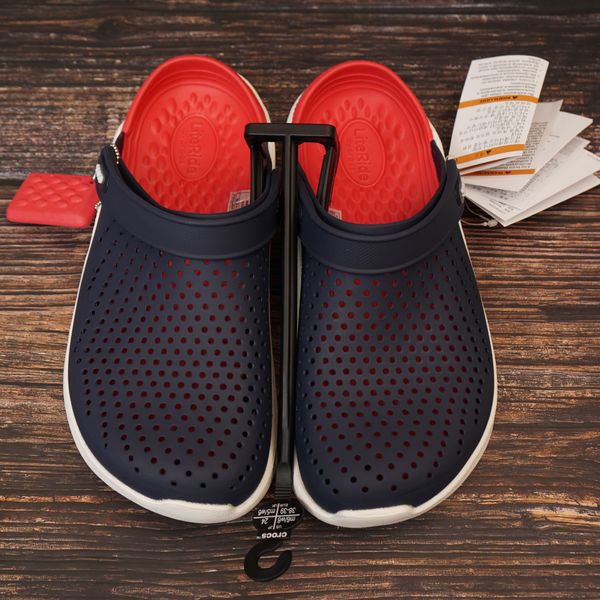 Giày sục Crocs xanh navy lòng đỏ