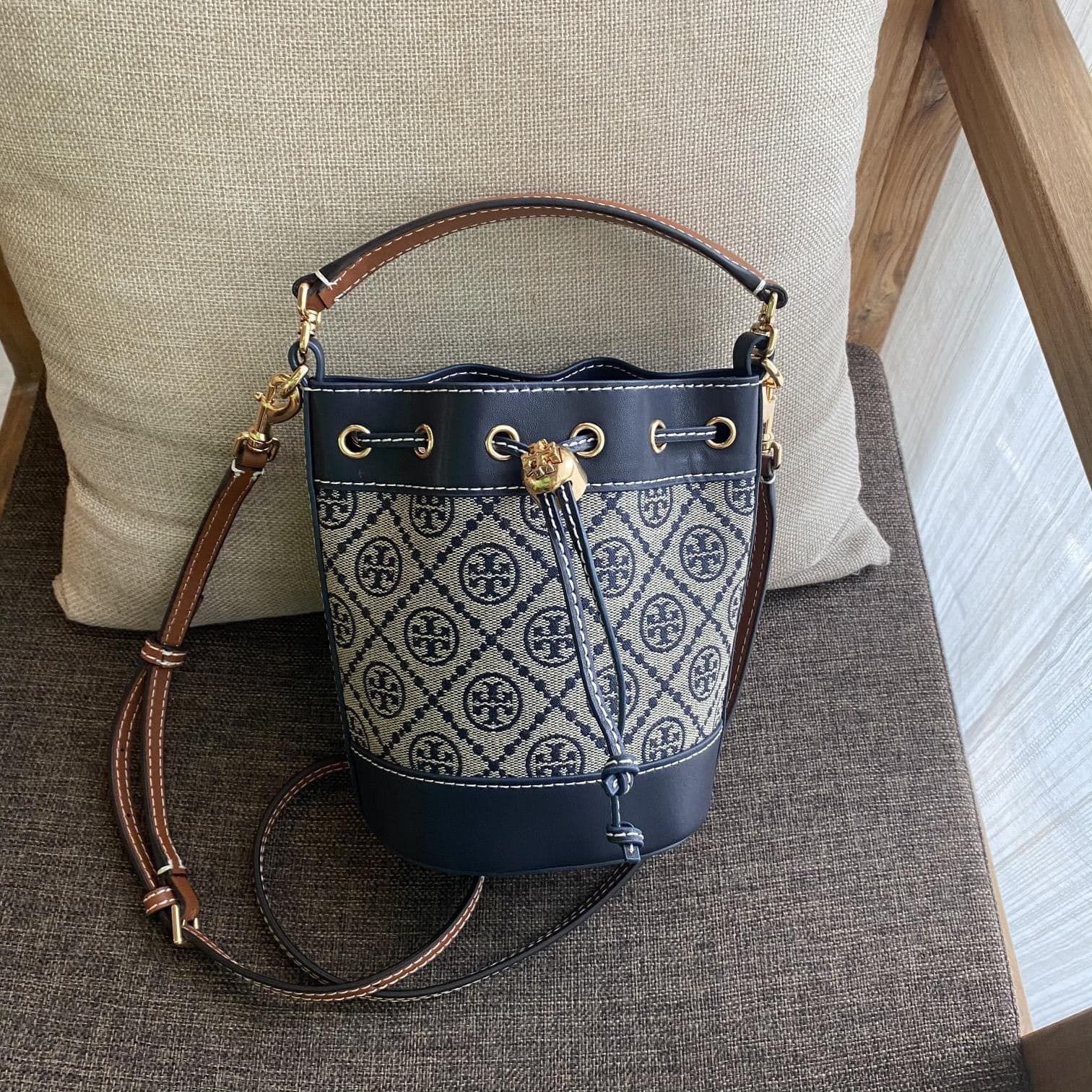 tui xach tb tmonogram jacquard small bucket bag