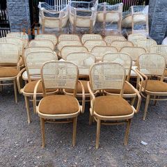 Ghế Thonet tựa mây có tay.