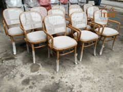 Ghế Thonet tựa mây có tay.