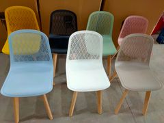 Ghế mặt nhựa chân gỗ