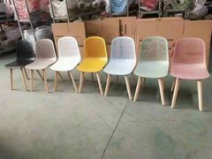 Ghế mặt nhựa chân gỗ