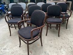 Ghế Thonet tựa mây có tay.