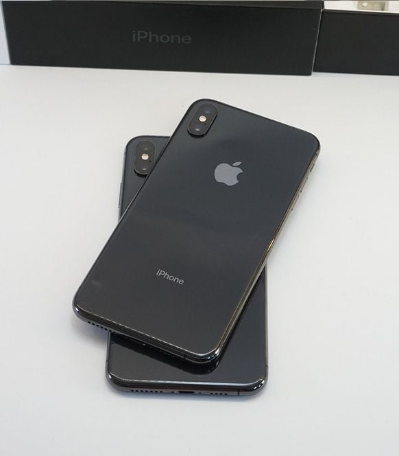 Với màu đen xám đầy nam tính, chiếc iPhone XS Max 64GB sẽ khiến bạn rực rỡ trong mọi buổi hẹn hò và sự kiện quan trọng. Hãy cùng khám phá hình ảnh chiếc điện thoại này để thấy rõ vẻ đẳng cấp và hiện đại của nó.