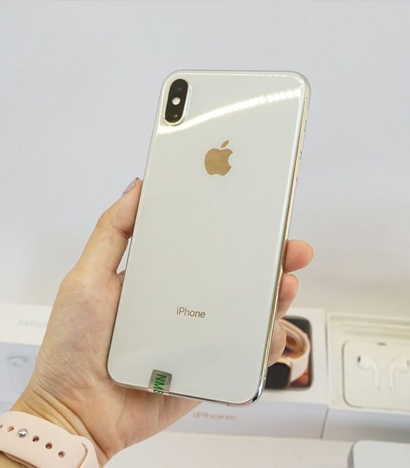 Nếu bạn đang phân vân giữa mua chiếc iPhone XS Max trắng hay bạc, hãy cùng xem hình ảnh để quyết định. Cả hai màu sắc đều rất thời thượng và sang trọng, mang đến một phong cách tuyệt vời cho chủ nhân của nó. Tất cả đều được kết hợp với hiệu năng và tính năng xuất sắc của chiếc điện thoại này.