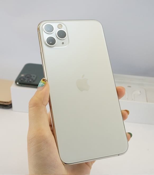 iPhone 11 Pro Max quốc tế – Với thiết kế bắt mắt và những tính năng vượt trội, chiếc iPhone 11 Pro Max quốc tế sẽ mang đến cho người dùng một trải nghiệm ấn tượng và khác biệt. Hãy cùng đón xem hình ảnh những đường nét tinh xảo trên sản phẩm này.