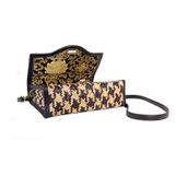  Có bàng đan sọc đeo chéo 