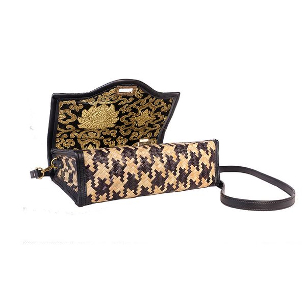  Có bàng đan sọc đeo chéo 