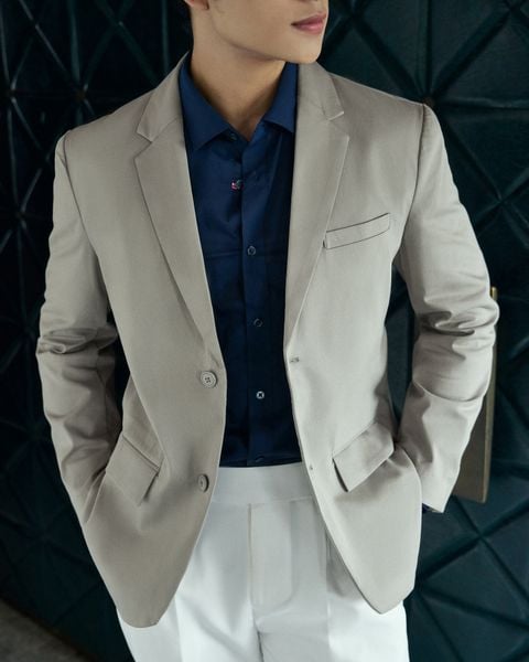 Áo Blazer Nam Thêu Chữ Ký Túi Trong Form Regular