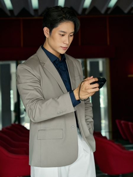 Áo Blazer Nam Thêu Chữ Ký Túi Trong Form Regular