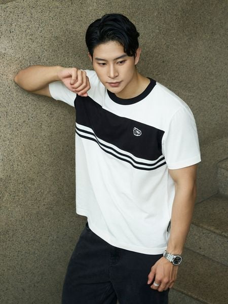 ao-thun-nam-logo-theu-noi-phoi-vai-edge-striped-form-regular