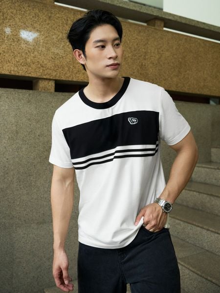 ao-thun-nam-logo-theu-noi-phoi-vai-edge-striped-form-regular