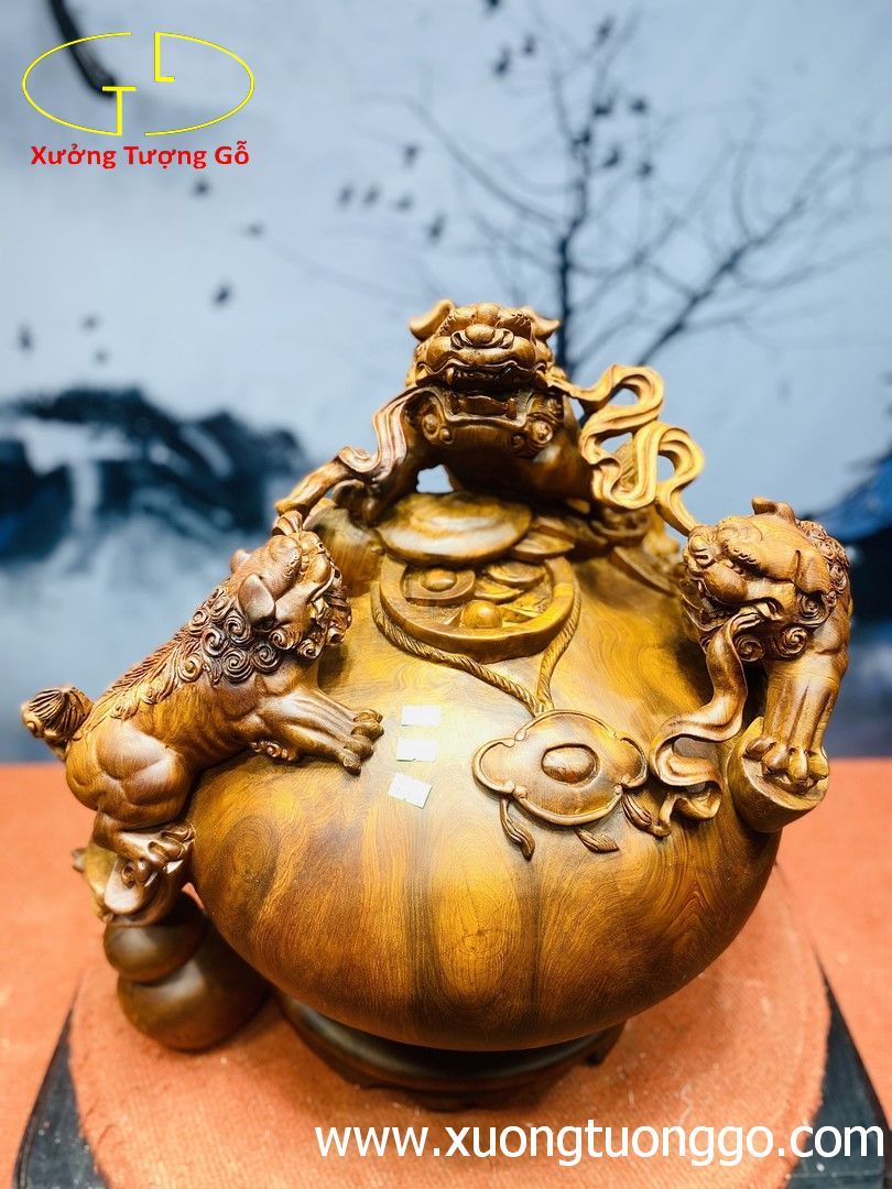 Tam nghê trấn chum tiền gỗ hương.