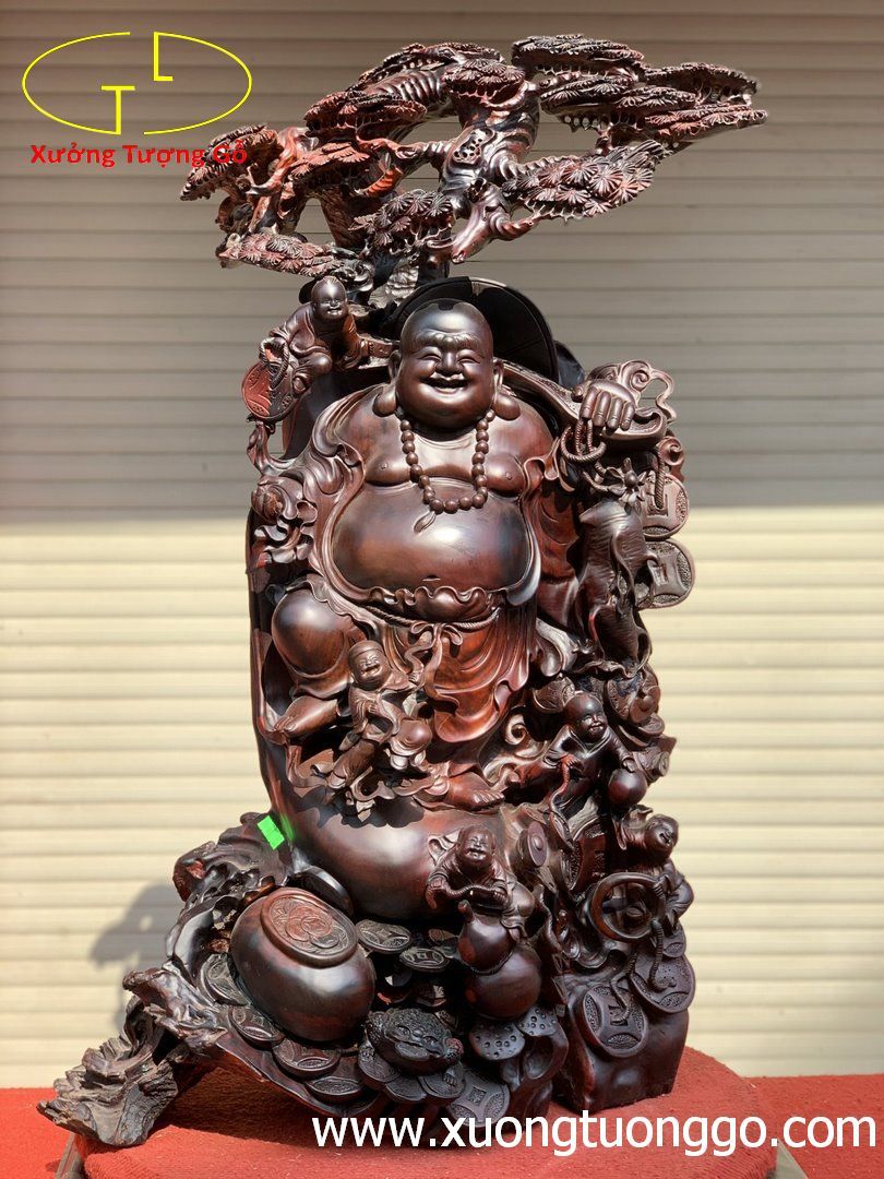 Di lặc ngũ tiểu đứng bao tiền cây tùng trắc.