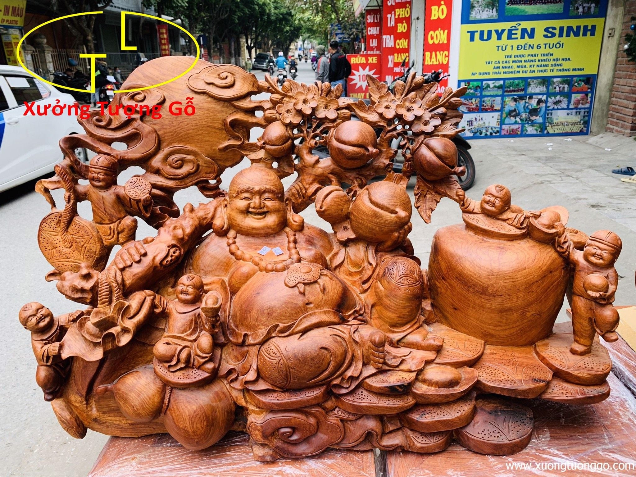 Di Lặc ngũ tiểu vác đào ngồi tiền hương ta.