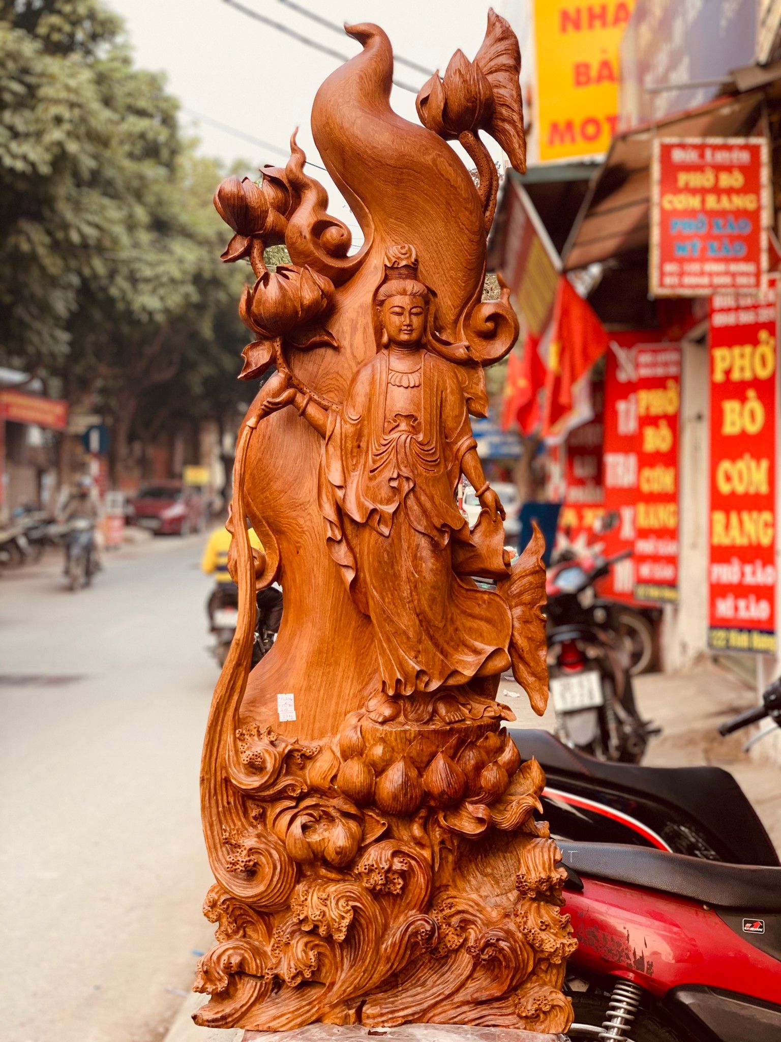 Quan Âm ban phước gỗ hương ta.